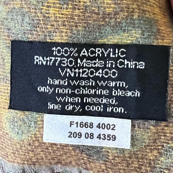 Elegant Paisley Scarf with Fringe - Picture 3 of 4